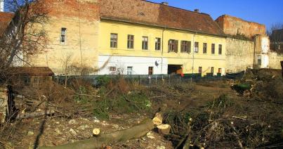 Műemlékvédelmi területen építkeznek a Petőfi utcában