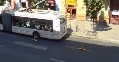 VIDEÓ - Elhelyezték a külön közszállítási sáv elválasztó elemeit