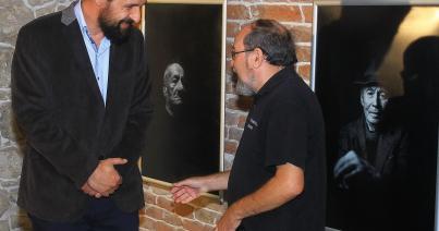 Portrékiállítás a Minerva-ház galériájában