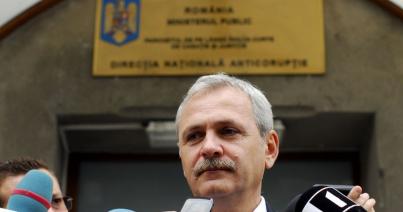 PSD-sek és szimpatizánsok tapssal fogadták a DNA-székházhoz kihallgatásra érkező Liviu Dragneát