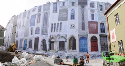 „Templomhomlokzat” a Protestáns Teológiai Intézet tűzfalán