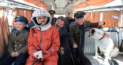 A diktatúra és a diszkrimináció elé tart görbe tükröt a Lajkó – cigány az űrben című filmszatíra