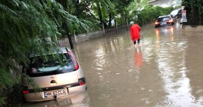 Pincéket árasztott el, fát döntött ki a vihar