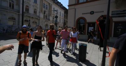 Gólyalábas, zenés utcai parádé a Főtéren