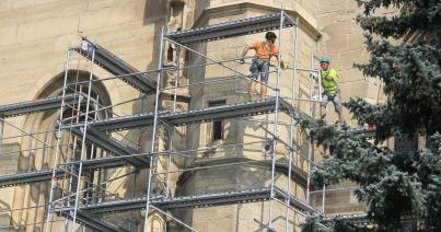 Elkezdték felállványozni a Szent Mihály templomot
