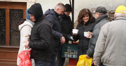 Egy tál meleg étel: öt éve főznek a kolozsvári szegényekre