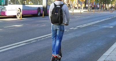 Divatos, praktikus, olcsó: hódít az elektromos roller
