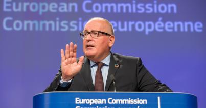 Jogállamisági eljárással fenyegeti Romániát Timmermans