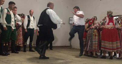 Inaktelki falunap tánccal, nótaszóval