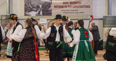 Vigadni gyűltek össze a Mezőség néptáncosai és népzenészei