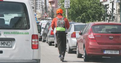 Balesetek miatt szabályozzák az  elektromos rollerek használatát