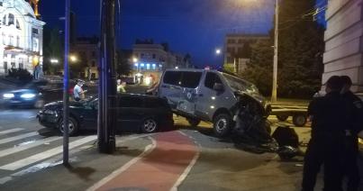 VIDEÓ - A csendőrség furgonja és egy civil személygépkocsi karambolozott
