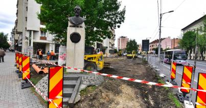 Átalakul a prefektúra előtti parkosított tér