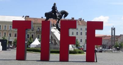 VIDEÓ - Épül a TIFF-bázis a Főtéren