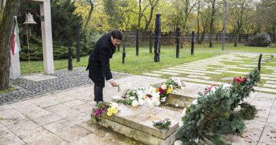 Zászlófelvonással és gyertyagyújtással emlékeznek a nemzeti gyásznapon