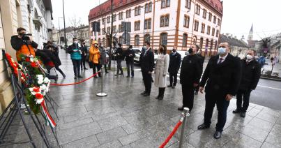 Szűk körű koszorúzás a volt Biasini szállodánál