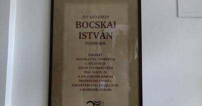 VIDEÓ - Visszaállították az elveszett Bocskai táblát