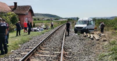 Vonattal ütközött egy kisbusz Alőrön