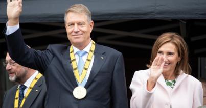 Átvette Iohannis a Nagy Károly-díjat és trianonozott mellé egy keveset