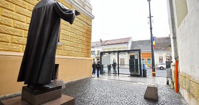 Elköltöztetik a Dávid Ferenc szobor előtti buszmegállót