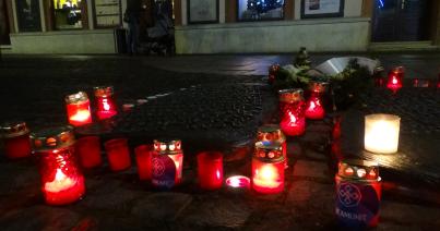 VIDEÓ – Az emlékezés gyertyái és koszorúi a Főtéren