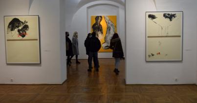 Részegh Botond palettáján határozott színeket láthatunk, kontrasztos megoldásai is a kettősséget hangsúlyozzák