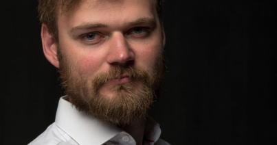 A Teremtőnek „dolgozik”, de így sem könnyebb a keskeny út