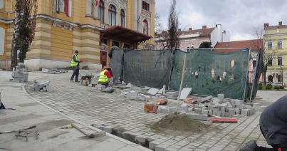 VIDEÓ – Még mindig dolgoznak a román színház előtt