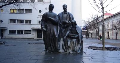 VIDEÓ – Így néz ki most az Erdélyi iskola szoborcsoport