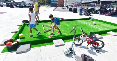 Urban Playfield a régi sportcsarnok előtt: játszótér minden korosztálynak