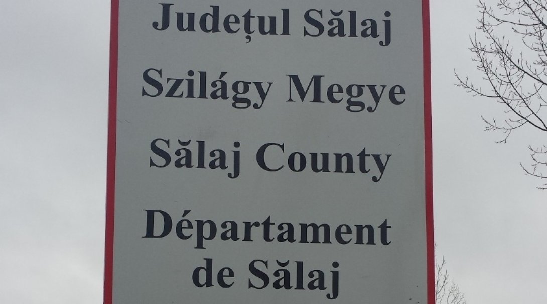 Négynyelvű megyetábla a Szilágyságban