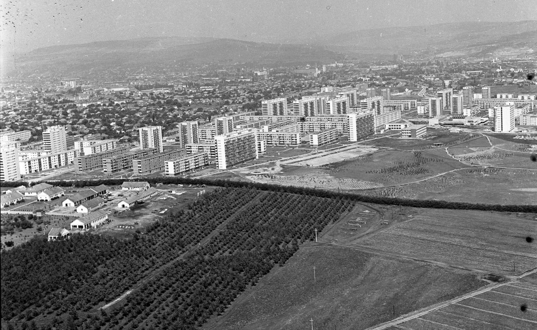 Korzo-séta: „szemüveggel” néztük a tömbházakon a szépet