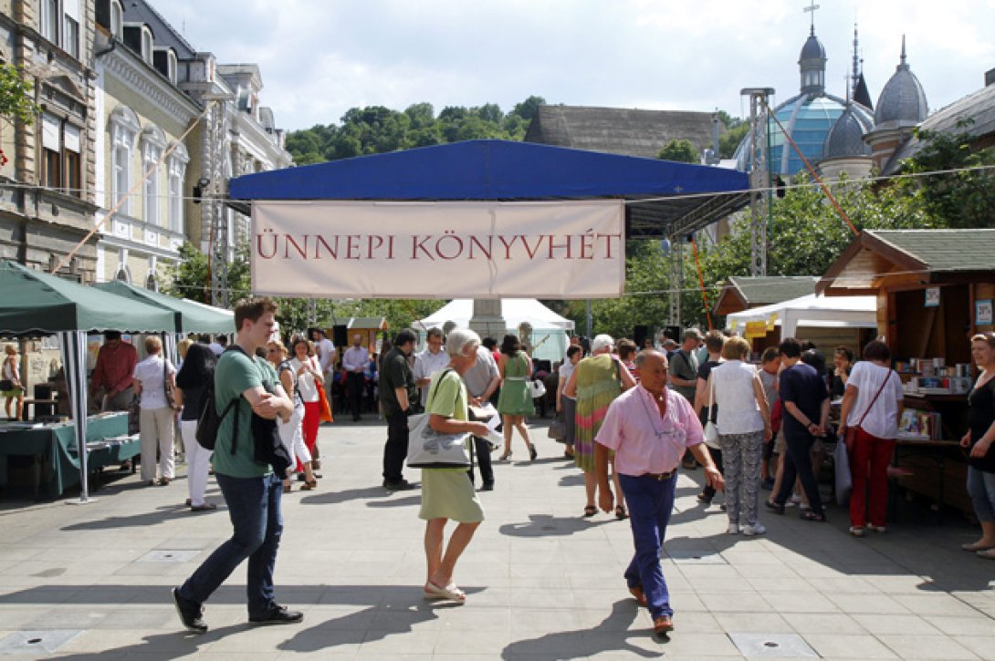 „Aki nem írt, magára vessen, és akinek nem veszik a könyvét, az is”