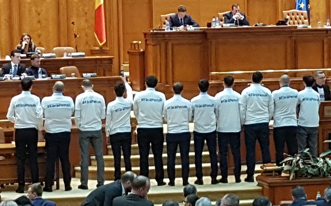 Botrány a Btk.-vitán - az ellenzék elhagyta a termet, az RMDSZ tartózkodott a szavazásnál