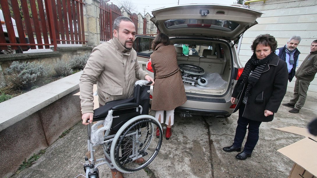 Zöldruhás „postások” ötmilliós adománnyal