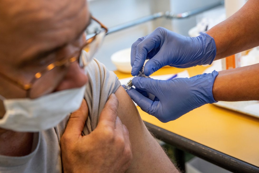 Jutalmazással gyorsítaná fel az oltáskampányt a szaktárca