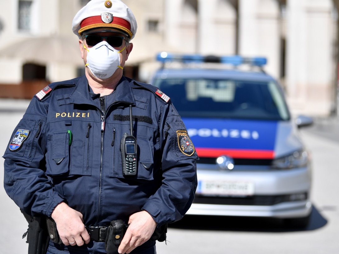 Hétfőtől lezárják teljes Ausztriát, kötelezővé teszik az oltást