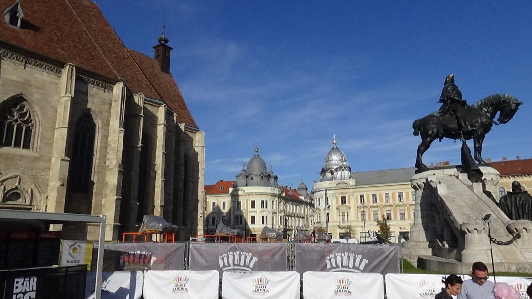 VIDEÓ – Tűzijáték a Szent Mihály-templom és a Mátyás-szoborcsoport között?!