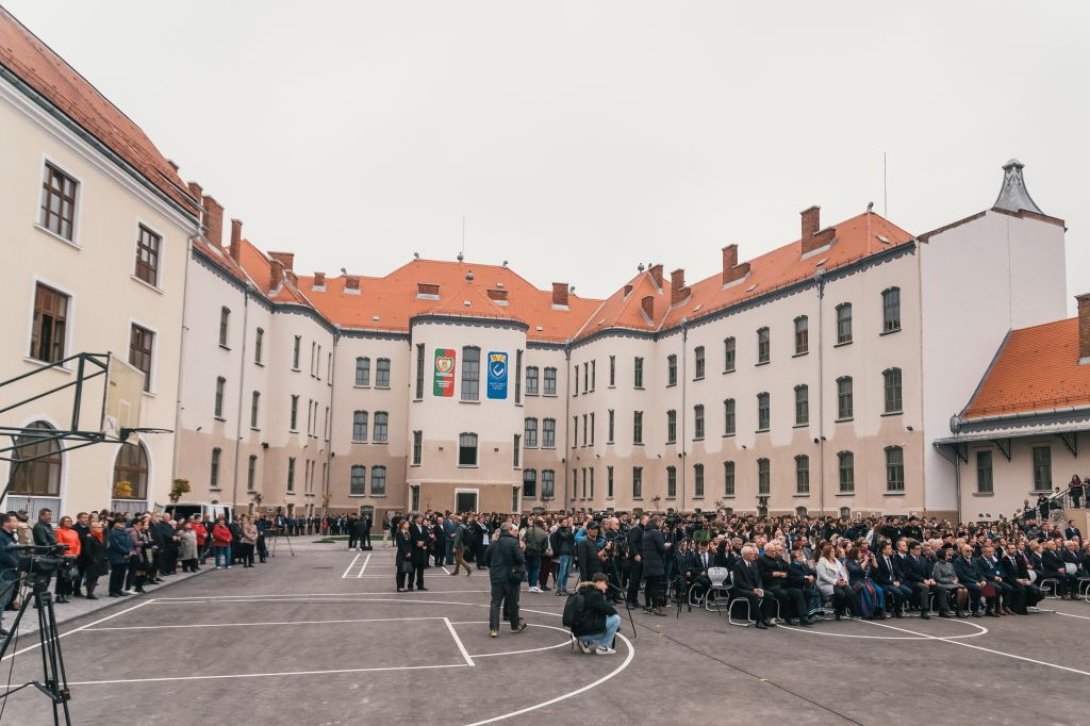Erdély legnagyobb magyar iskolájának felújítását ünnepelték Marosvásárhelyen
